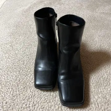 블랙 가죽 지퍼 부츠 중간 굽