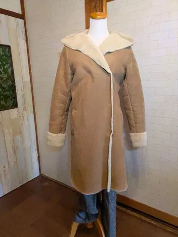 후드 부착 베이지 페이크 무스탕 코트