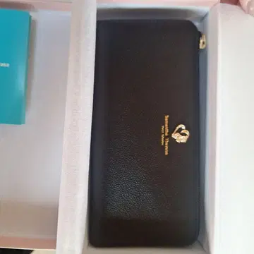 블랙 가죽 장지갑 골드 로고 포함