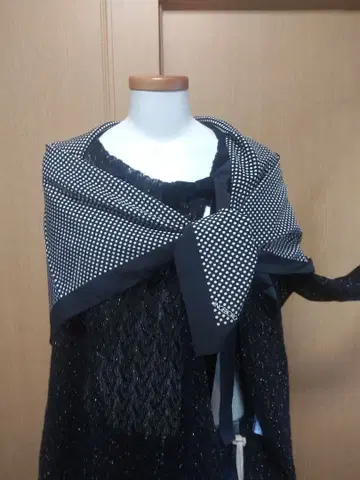 블랙과 화이트 도트 무늬 스톨 숄 잉게보그