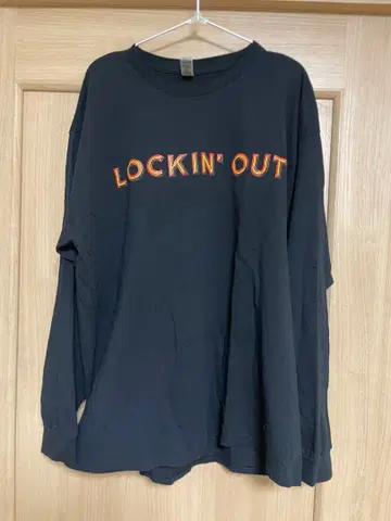 LOCKIN' OUT 셔츠