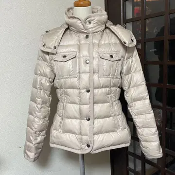 베이지 후드 부착 다운 자켓
