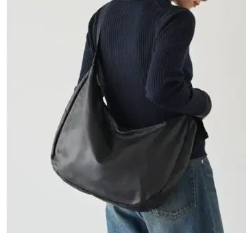 러셋 소프트 가죽 라운드 빅 숄더백 골드