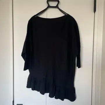 스픽 앤 스팬 비대칭 블랙 프릴 밑단 7부 소매 니트