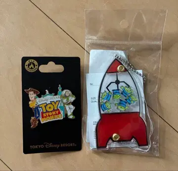 토이 스토리 배지 & 쉐이커 로켓 키링 세트