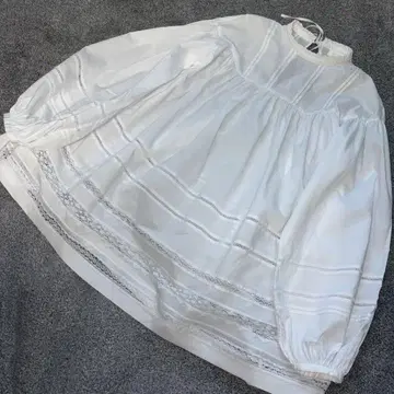 투모로우랜드 BALLSEY 코튼 레이스 요크 개더 튜닉 블라우스