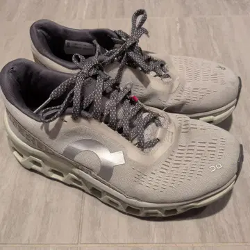 On Cloudstratus 스니커즈