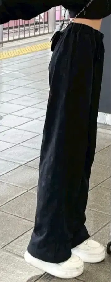 diante 올 오버 로고 스웨트 팬츠 블랙