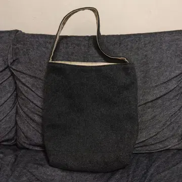 TEMBEA 다크 그레이 펠트 숄더백