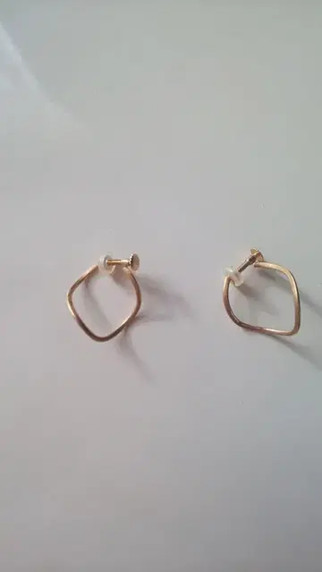 agete 골드 후프 귀찌 불규칙 모양
