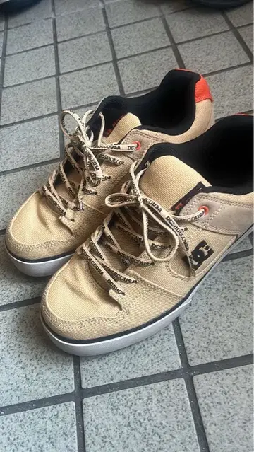 DC 스니커즈 베이지 오렌지 악센트 가격 인하는 댓글로 부탁드립니다