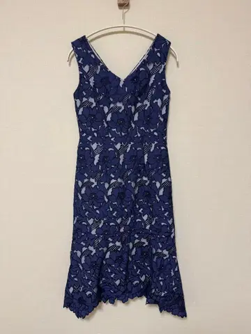 그레이스 콘티넨탈 꽃무늬 레이스 드레스 네이비 V넥