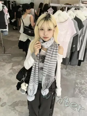 hugyourskin 라이트 그레이 스트라이프 도트 머플러 폼폼 포함