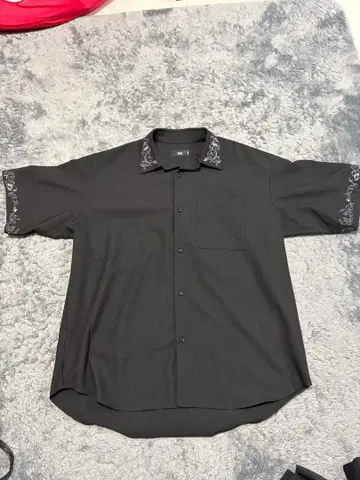 블랙 반팔 셔츠 자수 포함