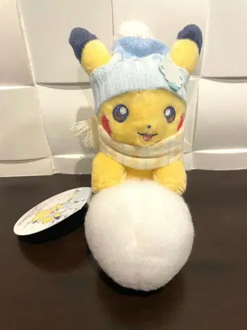 포켓몬 센터 봉제 인형 피카츄와 눈놀이