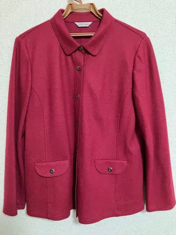 와인 레드 버튼 달린 자켓