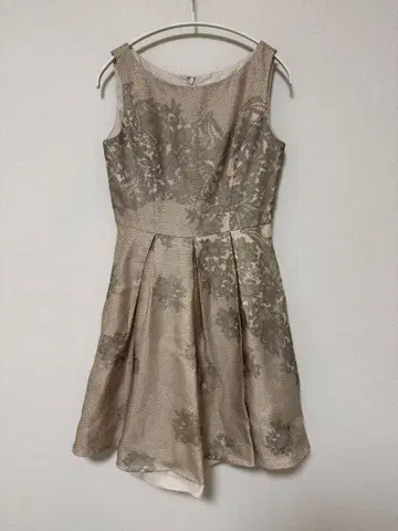 그레이스 콘티넨탈 베이지 플라워 자수 슬리브리스 드레스 36