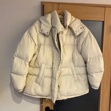 KBF 아이보리 후드 부착 다운 자켓
