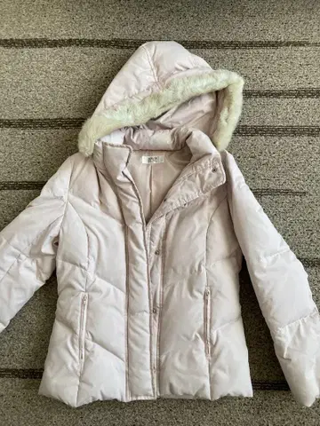 라이트 핑크 퍼 달린 다운 자켓