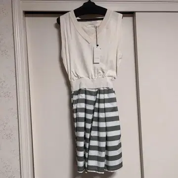 미사용 택 포함 아이보리와 그레이 스트라이프 슬리브리스 원피스