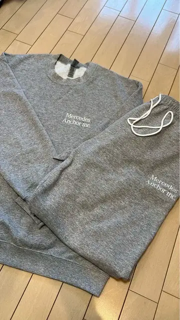 Mercedes Anchor inc. 그레이 맨투맨 셋업