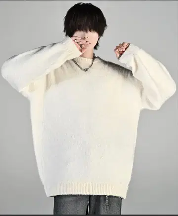 화이트 오버 사이즈 니트 스웨터
