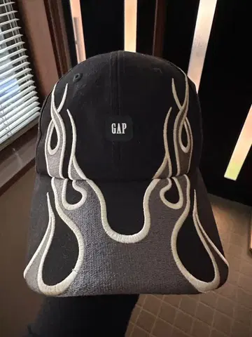 yzy GAP 프레임 디자인 캡