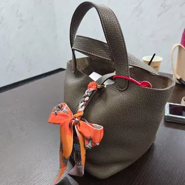 리본 포함 그레이 가죽 백