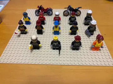 LEGO 미니 피규어 14개와 바이크 2대