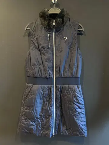 MASTER BUNNY EDITION 슬리브리스 충전솜 원피스