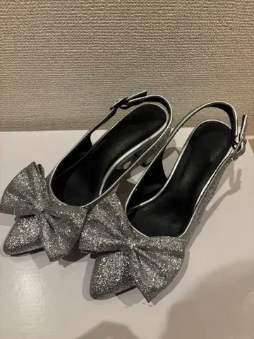 [ Heather ] 실버 리본 장식 펌프스