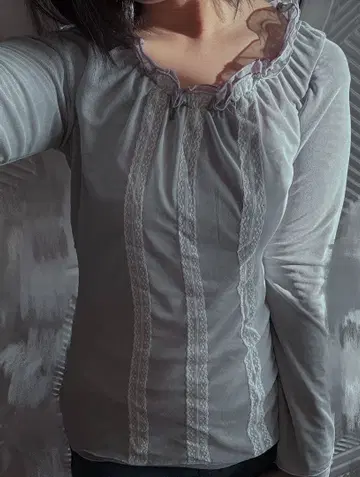 페어리 그런지 프릴 레이스 상의 그레이 y2k