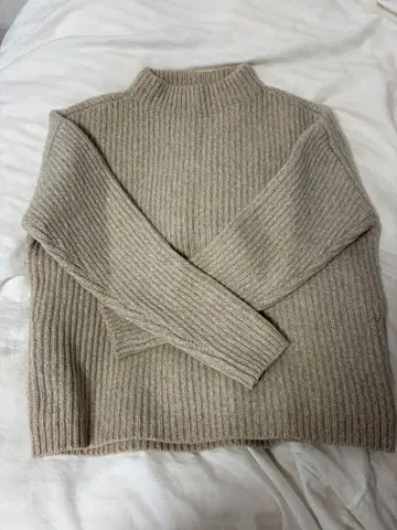 GALERIE VIE 베이지 터틀넥 스웨터