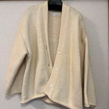 크림색 긴팔 니트 가디건