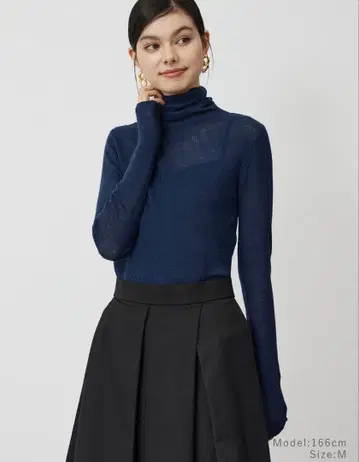 이번 시즌 새상품 플라스테 시어 리브 터틀넥 스웨터 블루 M