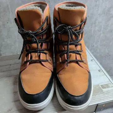 오렌지와 블랙 하이컷 부츠