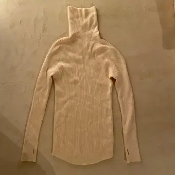 아이보리 터틀넥 스웨터