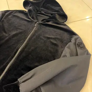 폭시 벨벳 후드 부착 후드티 블랙 38