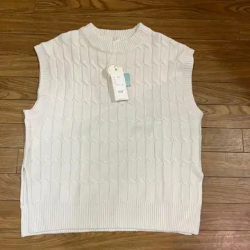 AUG 케이블 짜임 니트 베스트 화이트