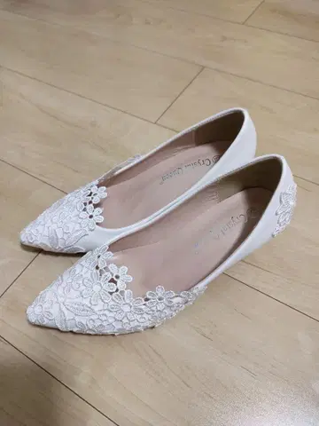 화이트 꽃무늬 자수 스틸레토 펌프스
