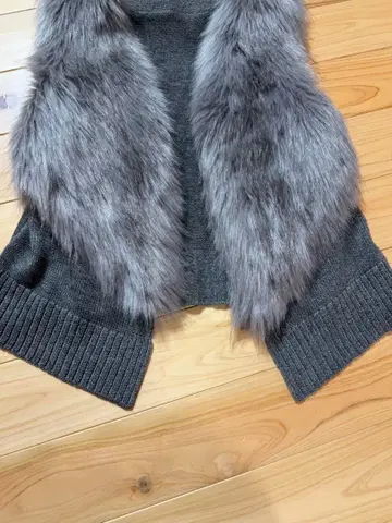 퍼가 달린 그레이 슬리브리스 니트