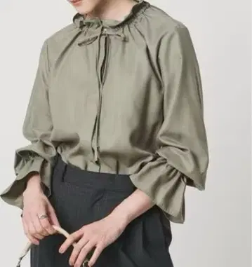 미사용 새상품 유나이티드 애로우즈 프릴 칼라 플레어 슬리브 블라우스