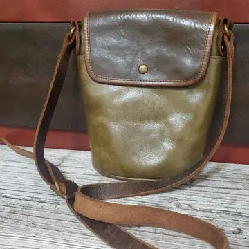 가죽 숄더백 올리브 그린
