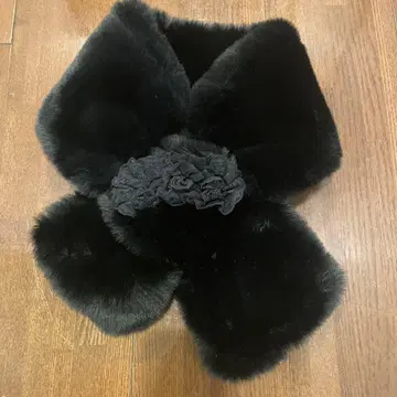 블랙 꽃 장식 머플러