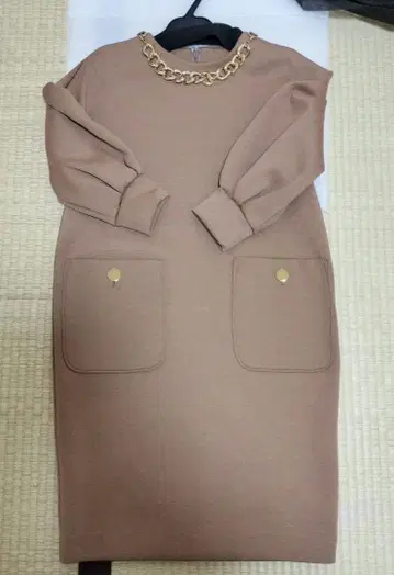 그레이스 클래스 카멜 색상 티셔츠 원피스 포켓 부착