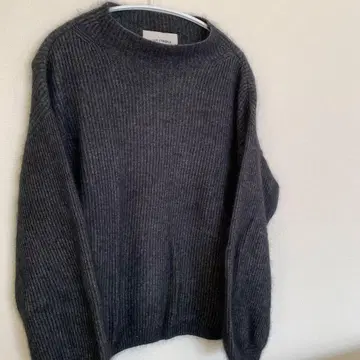 LILLY LYNQUE 다크 그레이 스웨터