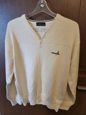 베이지 V넥 니트 스웨터