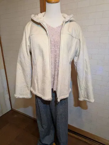 화이트 페이크 무스탕 후드 부착