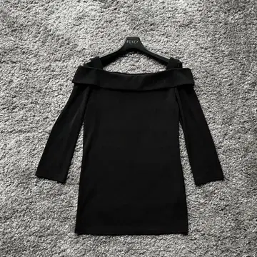 FOXEY NY 38 오프숄더 블랙 상의