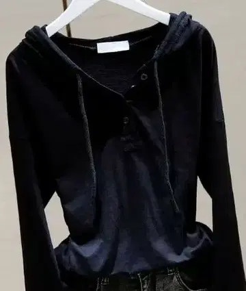 다크 네이비 후드 부착 긴팔 상의